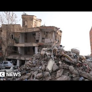 Turkey factors arrest warrants for buildings collapsed by earthquake – BBC News